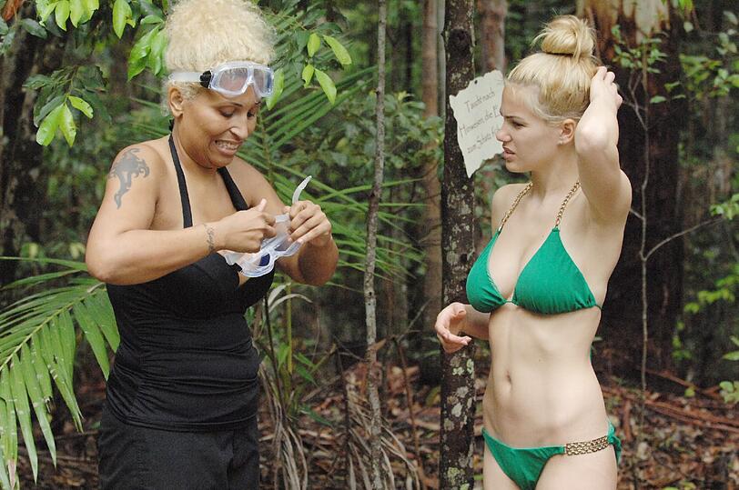 Angelina Heger und Patricia Blanco auf Schatzsuche: Beim &bdquo;Schlammpuzzle&ldquo; mussten die beiden in einer braunen Brühe abtauchen.