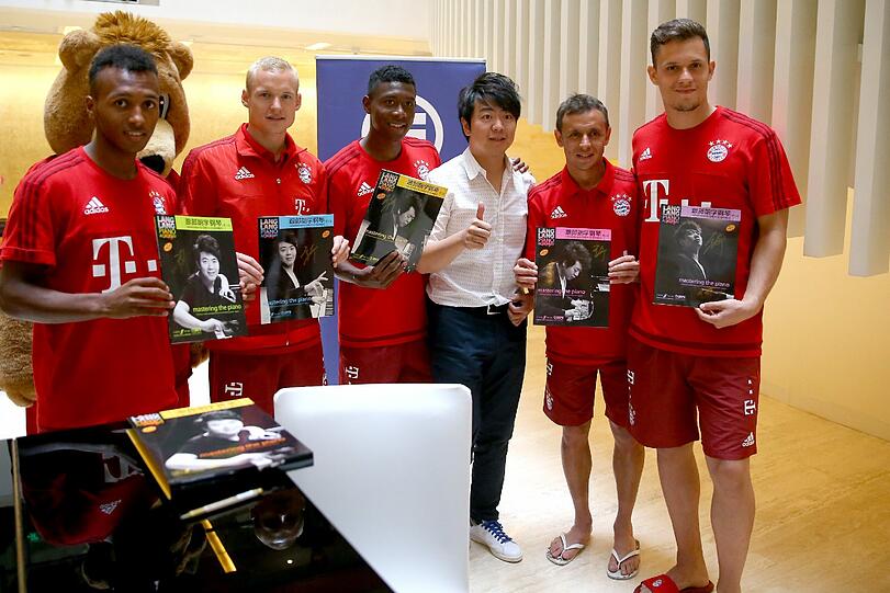 Lang Lang umringt von Spielern des FC Bayern.