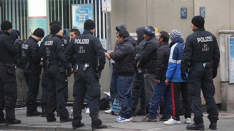 Die Polizei war rund um den Hauptbahnhof verstärkt im Einsatz. Die Bilder der Razzia.