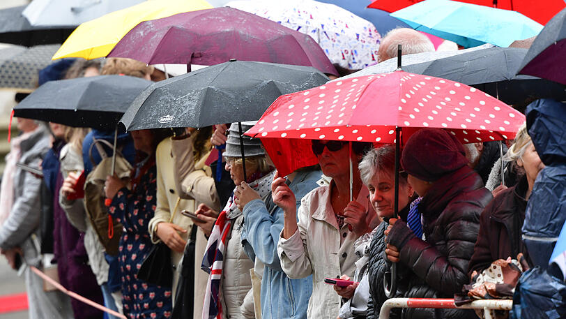 Mehrere Hundert Royal-Fans haben sich am Max-Joseph-Platz eingefunden.
