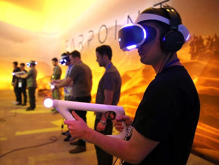 Besucher spielen Farpoint mit der Sony PlayStation VR auf der Electronic Entertainment Expo (E3) in Los Angeles.