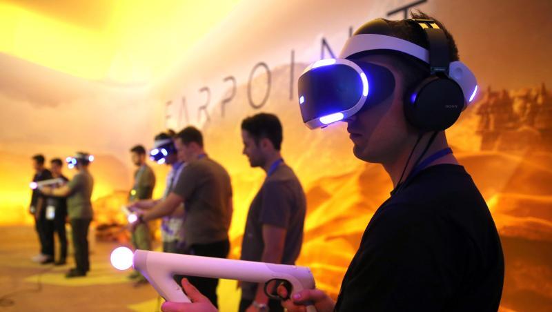 Besucher spielen Farpoint mit der Sony PlayStation VR auf der Electronic Entertainment Expo (E3) in Los Angeles. Besucher spielen Farpoint mit der Sony PlayStation VR auf der Electronic Entertainment Expo (E3) in Los Angeles.