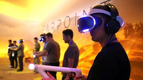 Besucher spielen Farpoint mit der Sony PlayStation VR auf der Electronic Entertainment Expo (E3) in Los Angeles.