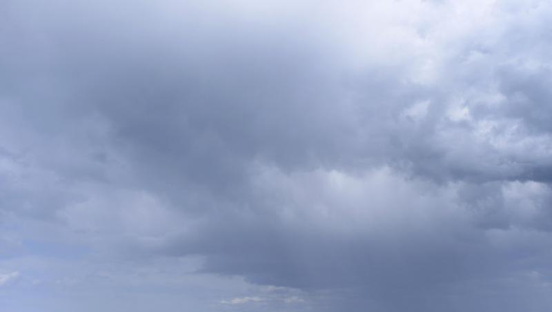 Dunkle Wolken ziehen an der Ostsee bei Prerow über das Meer. Dunkle Wolken ziehen an der Ostsee bei Prerow über das Meer.