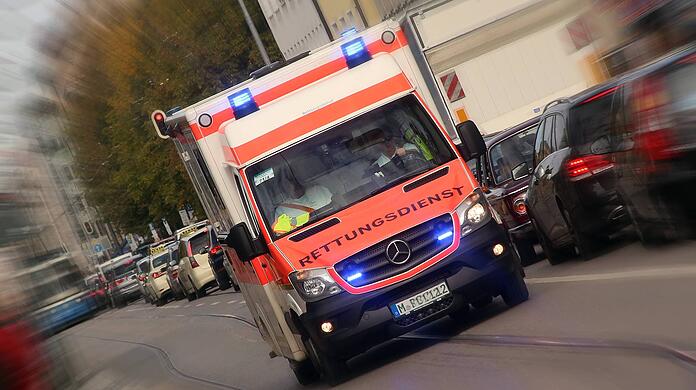Eine 32-jährige Frau und ein 10-jähriges Mädchen wurden bei einem missglückten Überholmanöver in Haidhausen verletzt. (Symbolbild)