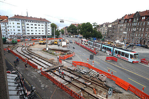 Hier fährt die Straßenbahn noch über den Friedrich-Ebert-Platz. Wenn es nach der VAG geht, in zehn Jahren auch drunter durch!