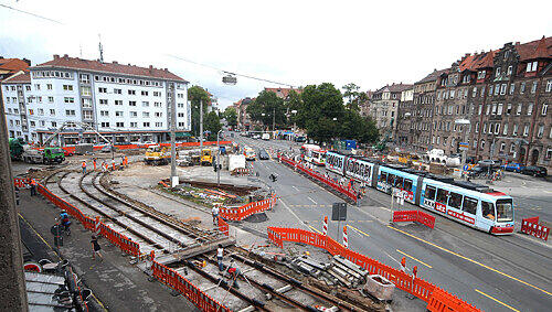 Hier fährt die Straßenbahn noch über den Friedrich-Ebert-Platz. Wenn es nach der VAG geht, in zehn Jahren auch drunter durch! Hier fährt die Straßenbahn noch über den Friedrich-Ebert-Platz. Wenn es nach der VAG geht, in zehn Jahren auch drunter durch!