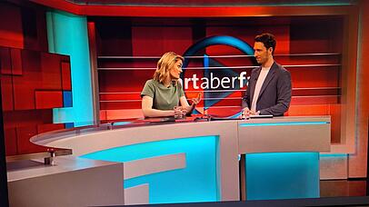 Hazel Brugger sitzt nach ihrem Show-Ausscheiden als "Dümmste Prominente Deutschlands" im TV-Studio von "Hart aber fair"-Moderator Louis Klamroth Hazel Brugger sitzt nach ihrem Show-Ausscheiden als "Dümmste Prominente Deutschlands" im TV-Studio von "Hart aber fair"-Moderator Louis Klamroth