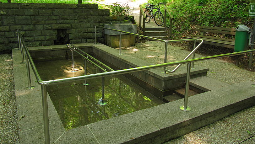 Zwei der &ouml;ffentlichen Anlagen sind aktuell versiegt, darunter die Wassertretanlage am versunkenen Schloss, die zu normalen Zeiten so aussieht.
