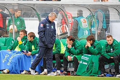 Tristesse auf der Fürther Bank _ und Trainer Benno Möhlmann mittendrin.