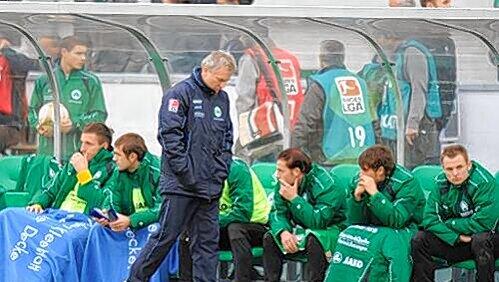 Tristesse auf der Fürther Bank _ und Trainer Benno Möhlmann mittendrin. Tristesse auf der Fürther Bank _ und Trainer Benno Möhlmann mittendrin.