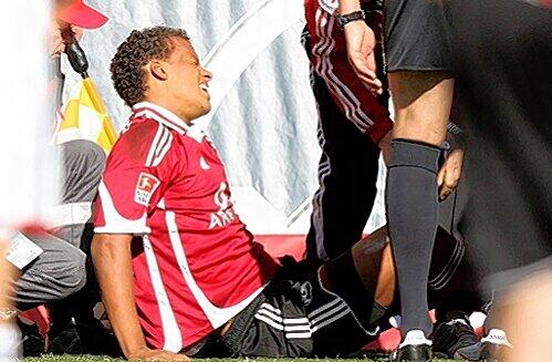 Schmerz, lass nach: Timmy Chandler zog sich bei einem Trainings-Duell mit Kollege Maroh eine Risswunde am Spann zu und musste genäht werden. Das Dortmund-Spiel muss der &bdquo;Rocket-Man&ldquo; wohl sausen lassen.