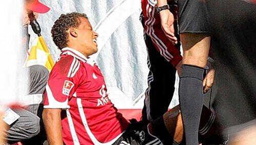 Schmerz, lass nach: Timmy Chandler zog sich bei einem Trainings-Duell mit Kollege Maroh eine Risswunde am Spann zu und musste genäht werden. Das Dortmund-Spiel muss der „Rocket-Man“ wohl sausen lassen. Schmerz, lass nach: Timmy Chandler zog sich bei einem Trainings-Duell mit Kollege Maroh eine Risswunde am Spann zu und musste genäht werden. Das Dortmund-Spiel muss der „Rocket-Man“ wohl sausen lassen.