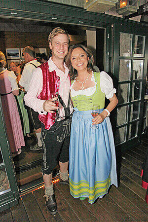 Nicht in Gangsterklamotten, sondern schick in Lederhosen: Florian Simbeck (Erkan und Stefan) mit Uschi von Dämmrich