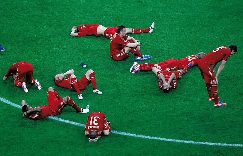 Niemand mag es glauben:
Das Siegermotiv der Kategorie Sport zeigt die Spieler des FC Bayern kollektiv am Boden zerstört. Nach einem dramatischen Elfmeterschießen verloren die Münchner Fußballer am 19. Mai 2012 in der Allianz Arena das Finalspiel der Champions-League gegen den FC Chelsea mit 3:4. Die für Reuters arbeitende Fotografin hielt den ersten Eindruck der Niederlage im Bild fest. Der Preis ist mit 1000 Euro dotiert.