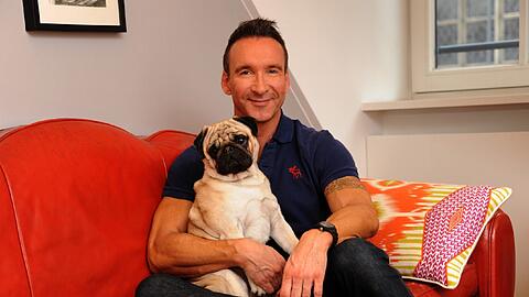 Jochen Bendel wohnt zentral in der Altstadt. Seine Wohnung teilt er sich mit Mops Gizmo.