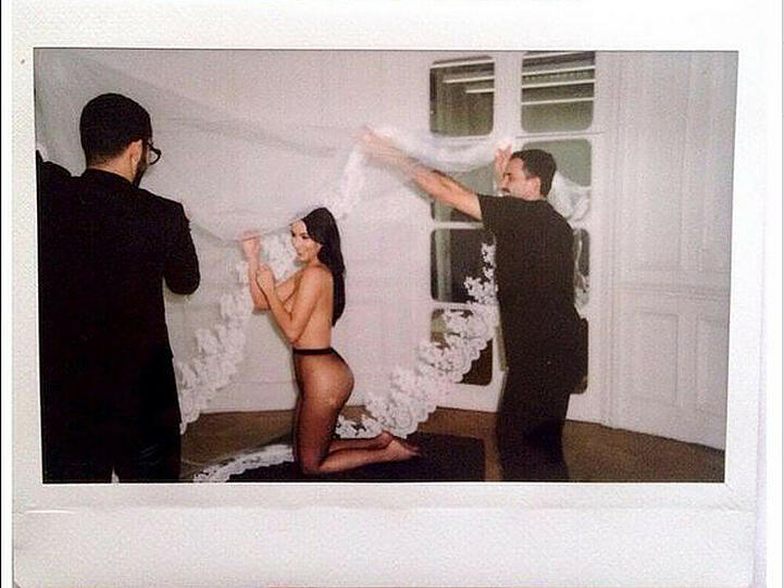 Kim Kardashian war bei der Anprobe ihres Brautkleids nur mit einer Strumpfhose bekleidet