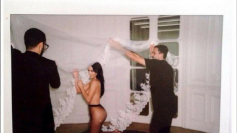 Kim Kardashian war bei der Anprobe ihres Brautkleids nur mit einer Strumpfhose bekleidet Kim Kardashian war bei der Anprobe ihres Brautkleids nur mit einer Strumpfhose bekleidet
