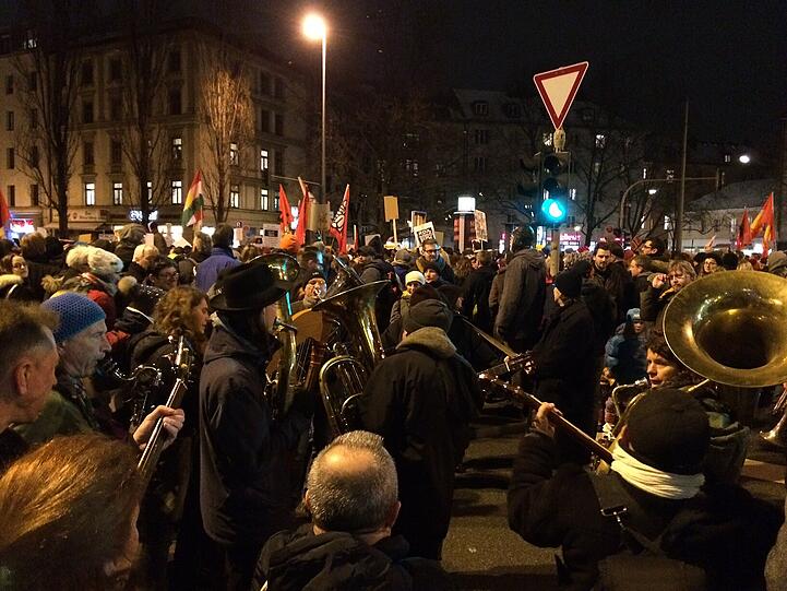 "Wir blasen Bagida den Marsch!" Unter diesem Motto wird am Goetheplatz für ein buntes, tolerantes München demonstriert - mit Musik.