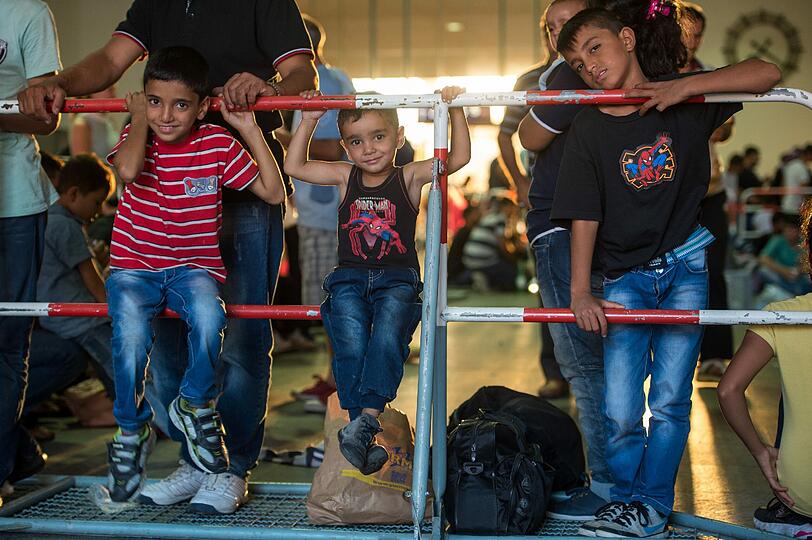 Zahlreiche Flüchtlinge kommen am Montag mit Zügen aus Budapest in München an.
