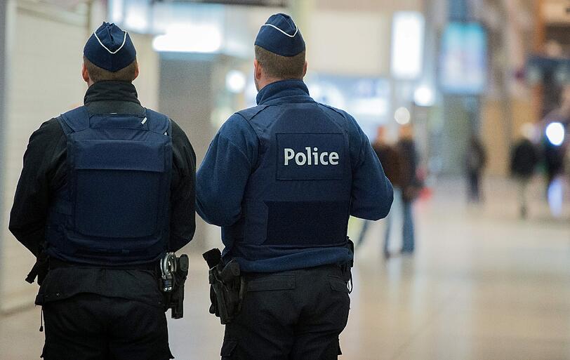 Soldaten und Polizei zeigen Präsenz in den Straßen von Brüssel.