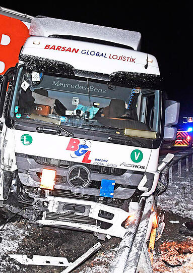 Gleich zwei LKW stellten sich am Mittwochabend auf der schneeglatten A9 quer. Die Bilder.