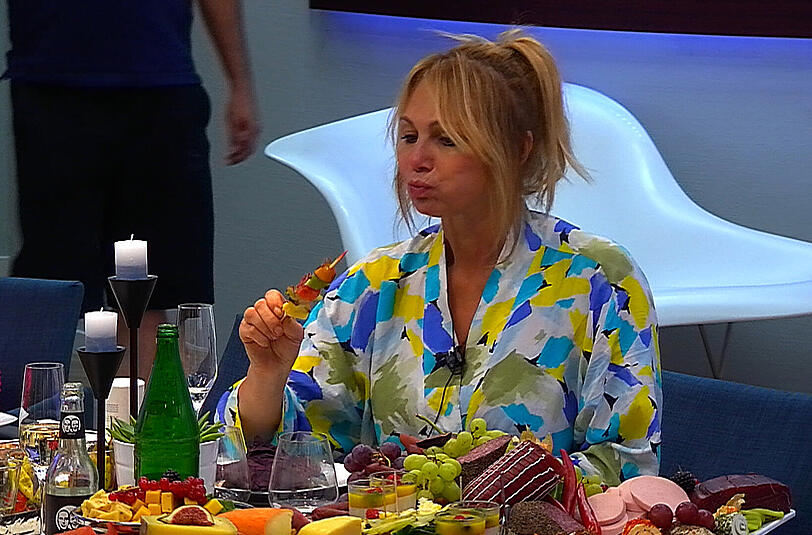 Auch Dolly lässt es sich schmecken und geniesst ein Grillspießchen.