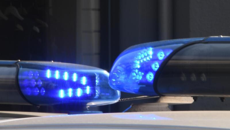 Die Blaulichter sind auf den Dächern von Polizeifahrzeugen zu sehen. Foto: Carsten Rehder/Archiv Die Blaulichter sind auf den Dächern von Polizeifahrzeugen zu sehen. Foto: Carsten Rehder/Archiv
