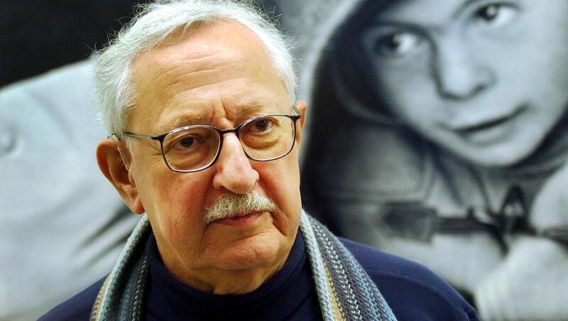 Rob Gnant vor einem seiner Bilder in der Ausstellung "Fokus 50er Jahre. Yvan Dalain, Rob Gnant und "Die Woche"" 2003 in Winterthur. Rob Gnant vor einem seiner Bilder in der Ausstellung "Fokus 50er Jahre. Yvan Dalain, Rob Gnant und "Die Woche"" 2003 in Winterthur.