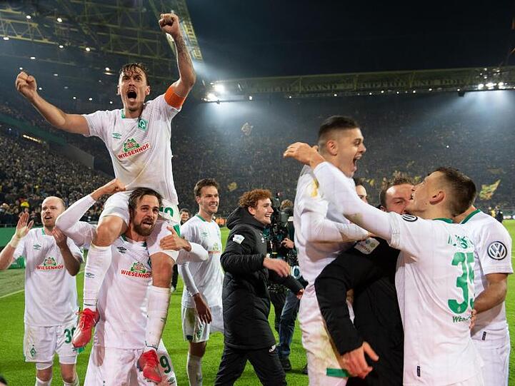 Nach dem Sieg im Elfmeterschießen gegen den BVB feiern die Spieler von Werder Bremen den Einzug ins Pokal-Viertelfinale.