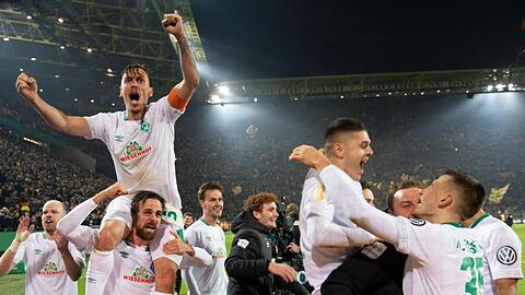 Nach dem Sieg im Elfmeterschießen gegen den BVB feiern die Spieler von Werder Bremen den Einzug ins Pokal-Viertelfinale.