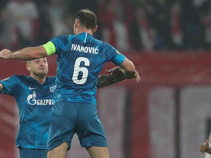 Torschütze Jaroslaw Rakyzkyj (l) feiert mit Branislav Ivanovic St. Petersburgs Führung in Leipzig.