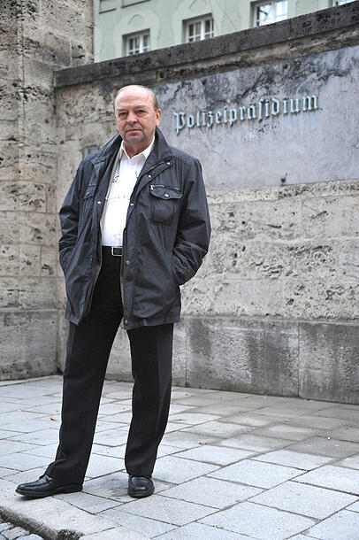 Josef Wilfling ist nach seiner Pensionierung 2009 unter die Buchautoren gegangen und hat Erinnerungen aus seinen 42 Dienstjahren in mittlerweile drei Büchern untergebracht. „Abgründe. Wenn aus Menschen Mörder werden“ (Heyne, 2011, 8,99 Euro), „Verderben. Die Macht der Mörder“ (Heyne, 2015, 19,99 Euro Hardcover) und „Unheil. Warum jeder zum Mörder werden kann“ (Heyne 2014, 8,99 Euro).