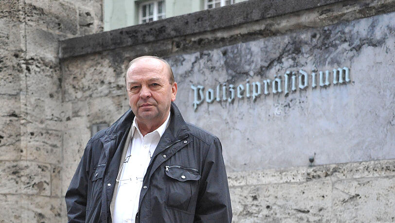 Josef Wilfling ist nach seiner Pensionierung 2009 unter die Buchautoren gegangen und hat Erinnerungen aus seinen 42 Dienstjahren in mittlerweile drei Büchern untergebracht. „Abgründe. Wenn aus Menschen Mörder werden“ (Heyne, 2011, 8,99 Euro), „Verderben. Die Macht der Mörder“ (Heyne, 2015, 19,99 Euro Hardcover) und „Unheil. Warum jeder zum Mörder werden kann“ (Heyne 2014, 8,99 Euro). Josef Wilfling ist nach seiner Pensionierung 2009 unter die Buchautoren gegangen und hat Erinnerungen aus seinen 42 Dienstjahren in mittlerweile drei Büchern untergebracht. „Abgründe. Wenn aus Menschen Mörder werden“ (Heyne, 2011, 8,99 Euro), „Verderben. Die Macht der Mörder“ (Heyne, 2015, 19,99 Euro Hardcover) und „Unheil. Warum jeder zum Mörder werden kann“ (Heyne 2014, 8,99 Euro).
