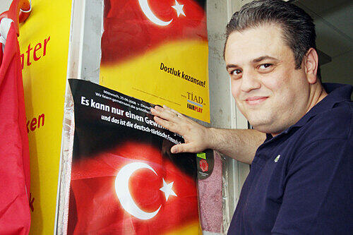 Bülent Bayraktar setzt sich mit einer Plakat-Aktion für ein faires und friedliches Fußball-Fest ein.