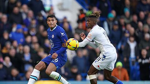 Chelsea-Profi Thiago Silva (l) kritisiert die Transferpolitik seines Clubs.