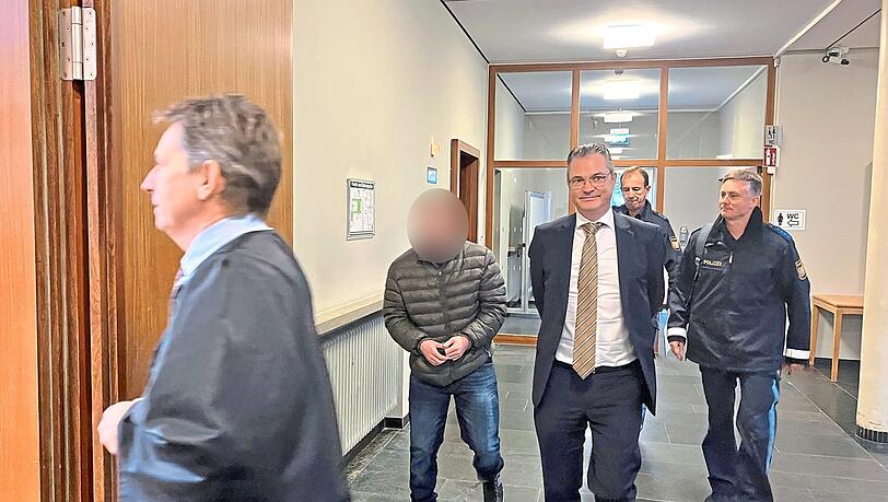 Begleitet von seinen Verteidigern und Beamten betritt Sebastian T. am Donnerstag das Landgericht Traunstein.