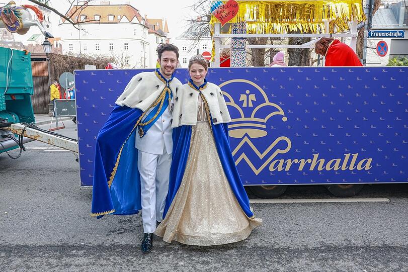 Auch das Prinzenpaar der Narrhalla, Frederik I. und Katharina I., feiert beim Umzug mit. Gefühlt ist es der 190. Auftritt in dieser Faschingssaison - von insgesamt rund 250.