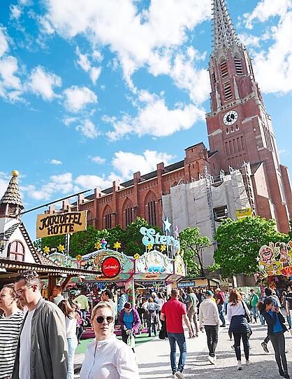 Weißblau: ein Himmel wie im Bilderbuch am Mariahilfplatz.