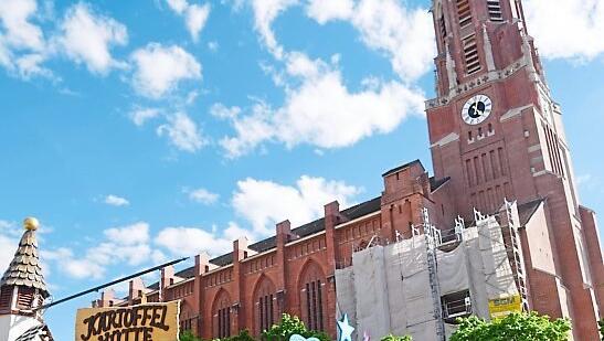 Weißblau: ein Himmel wie im Bilderbuch am Mariahilfplatz. Weißblau: ein Himmel wie im Bilderbuch am Mariahilfplatz.