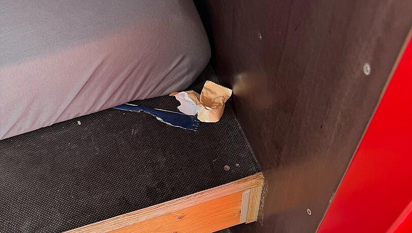 Essensreste und leere Verpackungen im Biwak am Jubiläumsgrat.