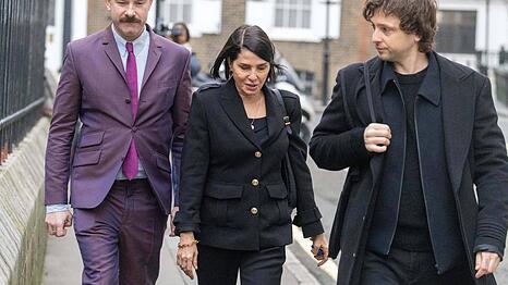 Sadie Frost mit ihrem &auml;ltesten Sohn Finlay Munro Kemp auf dem Weg zum Londoner Gericht.