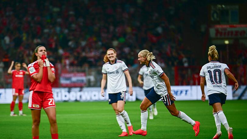 Pernille Harder bejubelt ihr Tor zum Saisonstart für den FC Bayern. Pernille Harder bejubelt ihr Tor zum Saisonstart für den FC Bayern.
