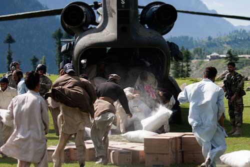 US-Hilfe aus dem Hubschrauber für pakistanischer Flutopfer