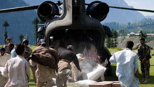 US-Hilfe aus dem Hubschrauber für pakistanischer Flutopfer US-Hilfe aus dem Hubschrauber für pakistanischer Flutopfer