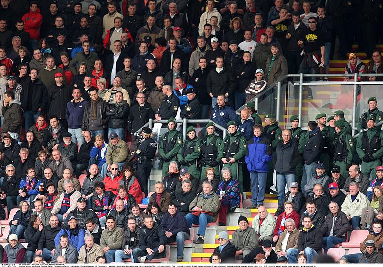 Umringt von Polizisten: Die Fans - hier bei einem Spiel von Dynamo Dresden gegen SpVgg Unterhaching.
