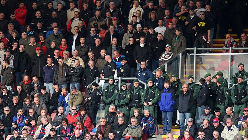 Umringt von Polizisten: Die Fans - hier bei einem Spiel von Dynamo Dresden gegen SpVgg Unterhaching. Umringt von Polizisten: Die Fans - hier bei einem Spiel von Dynamo Dresden gegen SpVgg Unterhaching.