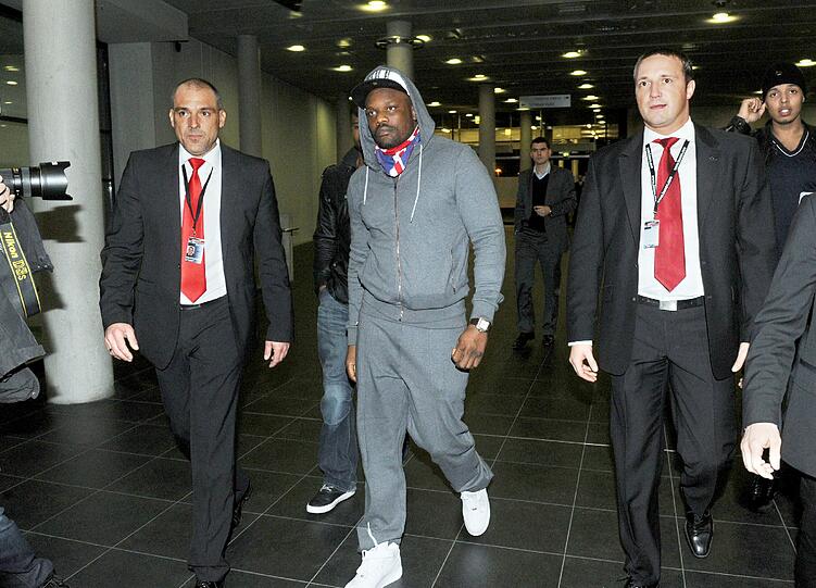 Marco Huck verlor Samstagnacht in der Porsche-Arena Stuttgart nach Punkten gegen Titelverteidiger Alexander Powetkin. Am Ring saß auch der Brite Dereck Chisora. Der 28-Jährige hatte eine Woche zuvor in München für einen Skandal gesorgt. Die Bilder