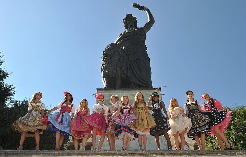Münchner Models in Münchner Mode &ndash; von bekannten Trachten-Designern (von links): Manuela Bucher (in Manuel Luciano), Aline Lettow (in Schatzi Dirndl), Viola Weiß (in Anina W), Neele Hehemann (in Tian van Tastique), Johanna Rocken (in Re-Kitz), Daniela Vukovic ( in Natalie Brault), Georgia Schultze (in Dirndl Liebe), Marie Amiere (in Pia Bolte), Alessandra Geissel (in Ophelia Blaimer), Kerstin Elfeld (in Lola Paltinger) und Arlett Mallon (in Angelika Zwerenz).