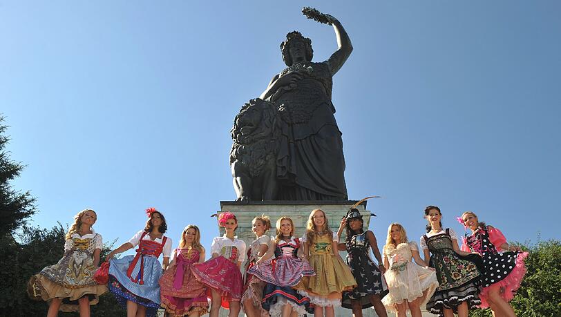 Münchner Models in Münchner Mode – von bekannten Trachten-Designern (von links): Manuela Bucher (in Manuel Luciano), Aline Lettow (in Schatzi Dirndl), Viola Weiß (in Anina W), Neele Hehemann (in Tian van Tastique), Johanna Rocken (in Re-Kitz), Daniela Vukovic ( in Natalie Brault), Georgia Schultze (in Dirndl Liebe), Marie Amiere (in Pia Bolte), Alessandra Geissel (in Ophelia Blaimer), Kerstin Elfeld (in Lola Paltinger) und Arlett Mallon (in Angelika Zwerenz). Münchner Models in Münchner Mode – von bekannten Trachten-Designern (von links): Manuela Bucher (in Manuel Luciano), Aline Lettow (in Schatzi Dirndl), Viola Weiß (in Anina W), Neele Hehemann (in Tian van Tastique), Johanna Rocken (in Re-Kitz), Daniela Vukovic ( in Natalie Brault), Georgia Schultze (in Dirndl Liebe), Marie Amiere (in Pia Bolte), Alessandra Geissel (in Ophelia Blaimer), Kerstin Elfeld (in Lola Paltinger) und Arlett Mallon (in Angelika Zwerenz).